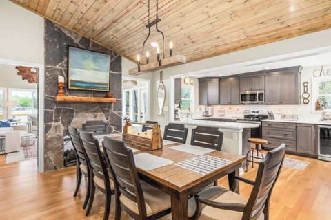 Easily serve large meals from kitchen to dining table 