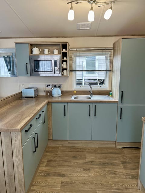 Cabin | Private kitchen | Fridge, microwave, oven, stovetop