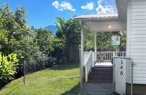 Miraflor, a Great Place to Relax! Near Dillsboro. Kid & pet friendly.