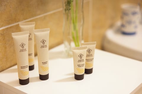 Standard Room | Bathroom | Free toiletries, hair dryer