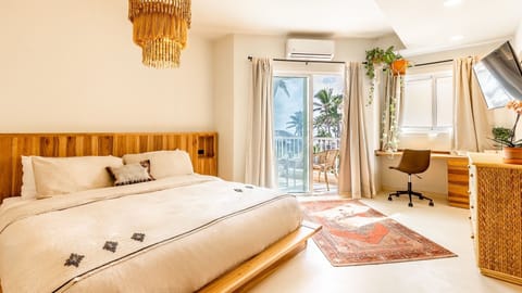 Bright studio with direct natural light, AC, ceiling fan, Smart TV, and fast Starlink Wi-Fi. Located in a true oceanfront building right next to the sand, offering comfort, functionality, and easy access to the beach and restaurant.