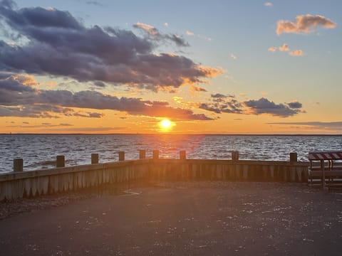 See amazing sunsets from inside, or step right out front with a cocktail! 🍹