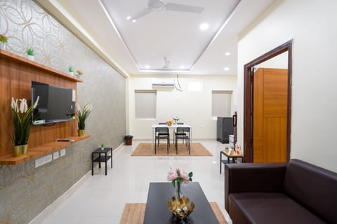 Deluxe Double Room | Living area | Flat-screen TV