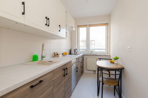 Business Apartment | Private kitchen | Full-size fridge, microwave, oven, stovetop