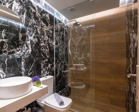 Standard Suite | Bathroom | Free toiletries, hair dryer, bathrobes, slippers