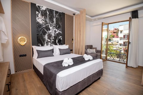 Standard Suite | In-room safe, blackout drapes, soundproofing, iron/ironing board