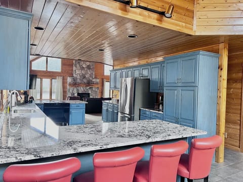 Kitchen - fully stocked with cooking supplies!