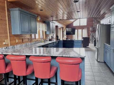 Kitchen - fully stocked with cooking supplies!