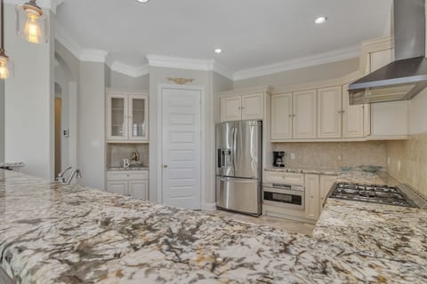 House, 4 Bedrooms | Private kitchen | Fridge, oven, coffee/tea maker