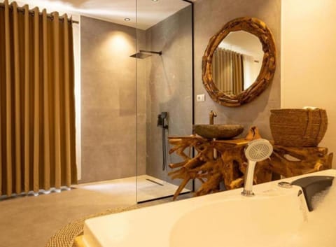 Boho Room with Jacuzzi | Free WiFi