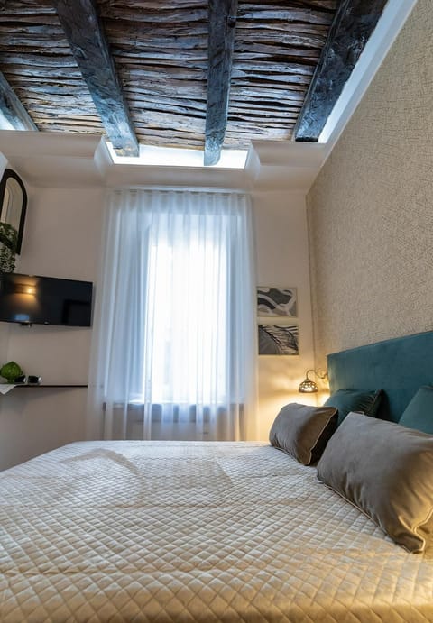 Camera doppia o matrimoniale con vista sulla citta, Cerere | Hypo-allergenic bedding, down comforters, memory foam beds, minibar