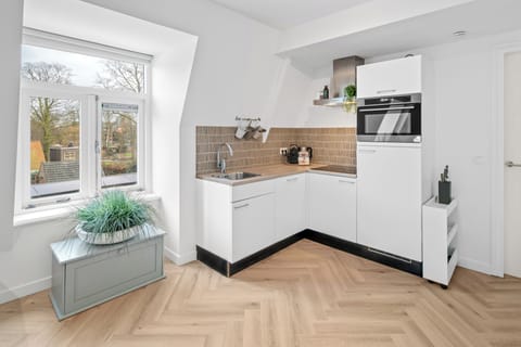 Warm tones and natural light fill the space. Bed en Koffie – peaceful stays in Centrum Roosendaal.
Warme tinten en natuurlijk licht vullen de ruimte. Bed en Koffie – rustige verblijven in Centrum Roosendaal.
Warme Farben und natürliches Licht füllen den Raum. Bed en Koffie – ruhige Aufenthalte im Zentrum Roosendaal.