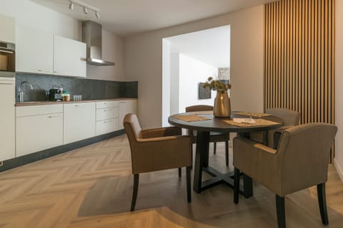 Start your day in a modern bathroom with rain shower – Hotel Roosendaal comfort.
Begin je dag in een moderne badkamer met regendouche – Hotel Roosendaal comfort.
Starten Sie den Tag in einem modernen Bad mit Regendusche – Hotel Roosendaal Komfort.