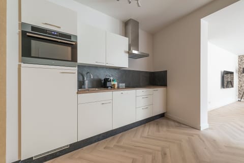 Open living space with natural light, perfect for working or relaxing.
Open leefruimte met natuurlijk licht, ideaal om te werken of ontspannen.
Offener Wohnbereich mit Tageslicht – ideal zum Arbeiten oder Entspannen.