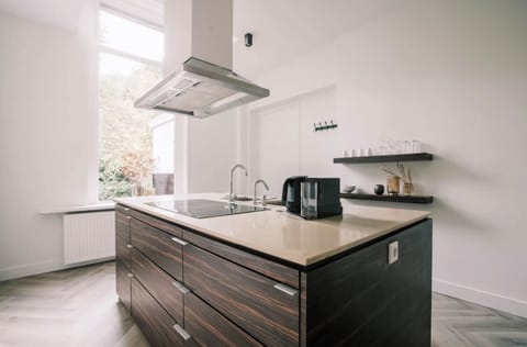 Fully equipped kitchen for cooking during your stay in Tilburg.