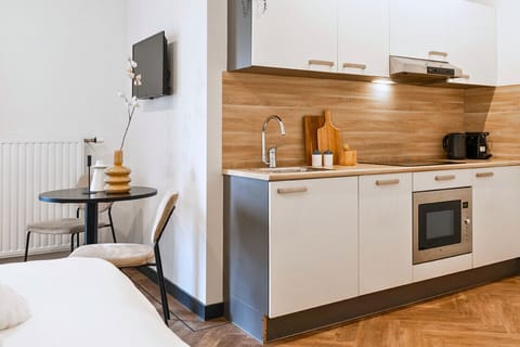 Fully equipped kitchen with sleek cabinetry, wooden accents, and modern appliances for a functional and stylish cooking area, perfect for Bed en Koffie .