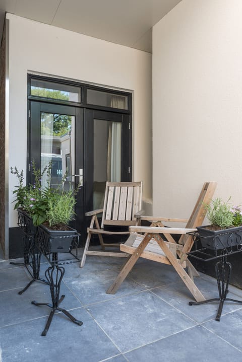 Relax and unwind in our cozy corner seating. 

Haal het meeste uit je verblijf in Tilburg met deze betaalbare kamer dicht bij alles: Efteling, Poppodium 013 en het bruisende centrum.