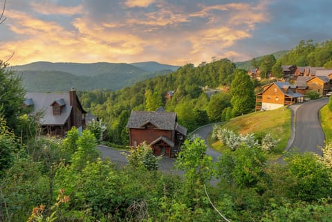 Fairy Tale Setting on top of the Scenic Wolf Mountain with new Hatley Pointe