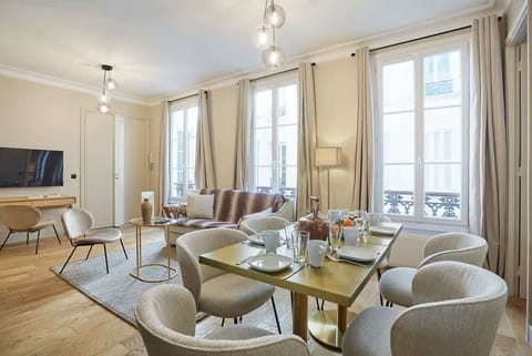 Espace de vie : Salon avec canapé lit double et coin repas pour 6 personnes