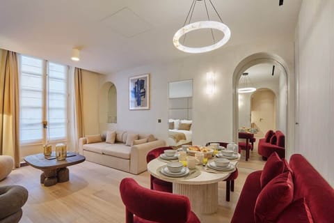 Salon avec canapé, smart tv et espace repas