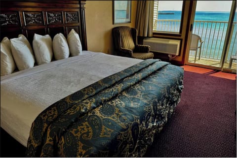 Exclusive Suite, 2 Bedrooms, Jetted Tub | In-room safe, soundproofing, iron/ironing board, free WiFi