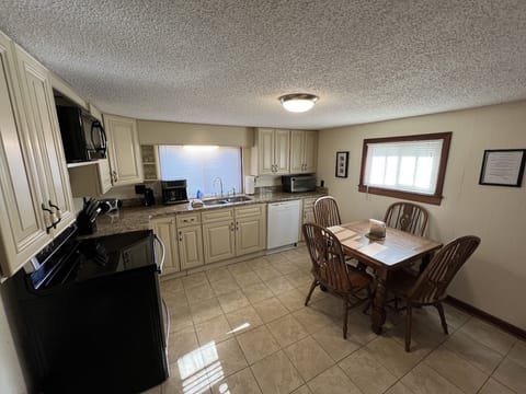 Pappaw's Pad 1 Kitchen (2)