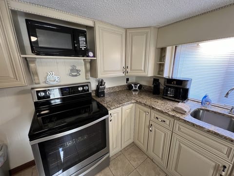 Pappaw's Pad 1 Kitchen (3)