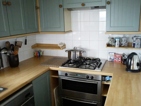 Fitted kitchen: oven with gas hob and kettle