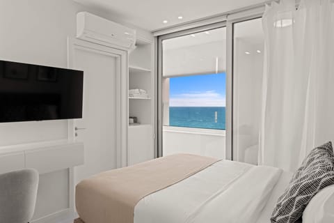 Luxury Suite, Sea View | 1 bedroom, in-room safe, blackout drapes, iron/ironing board
