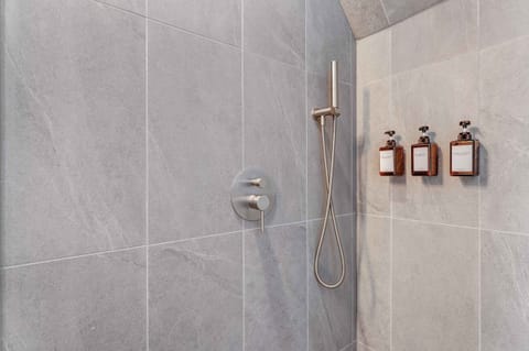 Junior Room, 1 King Bed, Non Smoking, Private Bathroom | Bathroom | Shower, rainfall showerhead, hair dryer, towels