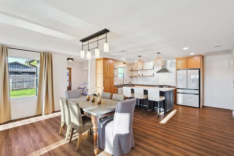Beautiful kitchen that's perfect for hosting family and friends.