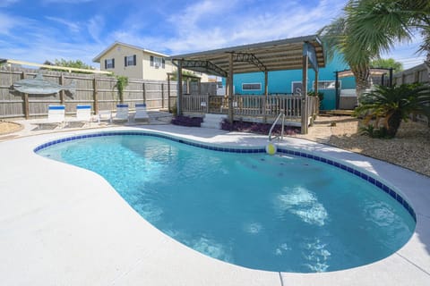 Wonderful 4 bedroom pool house!