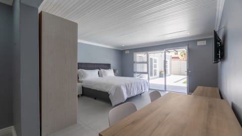 Business Apartment, 1 Queen Bed, Pool View | Desk, iron/ironing board, free WiFi, bed sheets