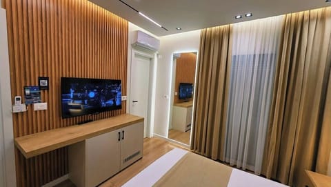 Deluxe Double Room, Balcony | Soundproofing, iron/ironing board, WiFi (free), bed sheets