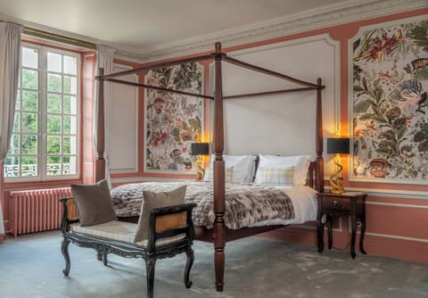 Suite King Paradis Sauvage | Premium bedding, down comforters, individually decorated