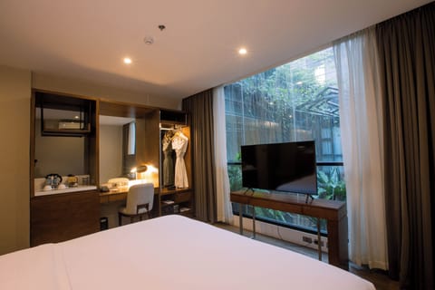 Large Nest with Atrium View | In-room safe, desk, laptop workspace, blackout drapes