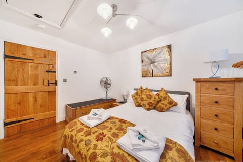 2 bedrooms, iron/ironing board, WiFi (free), bed sheets