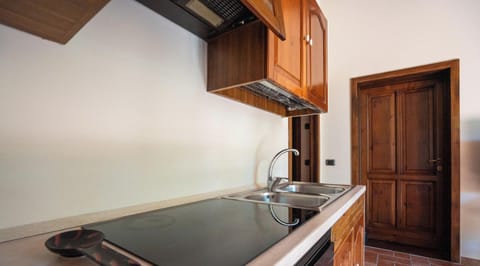 Standard Apartment | Private kitchen | Fridge, cookware/dishes/utensils