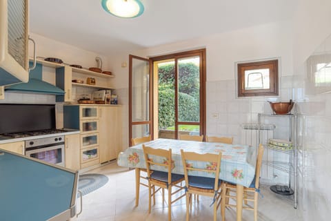 Family House, Multiple Bedrooms, 2 Bathrooms (Lenno Glamour) | Dining room