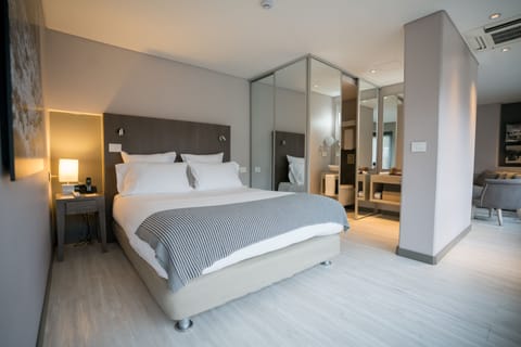 Executive Suite, 1 Queen Bed | Premium bedding, in-room safe, desk, soundproofing