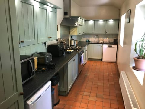 Fitted kitchen: range cooker, microwave, fridge, dishwasher, toaster, kettle and dishwasher
