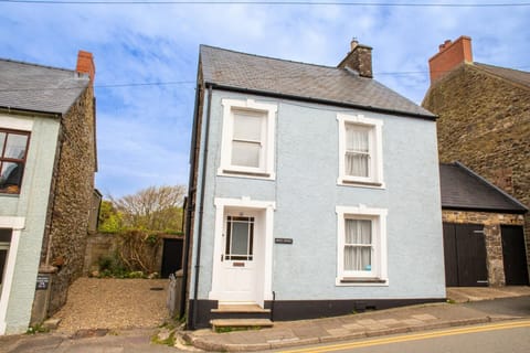 Front of the cottage with off road driveway parking