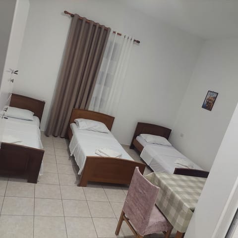 Basic Shared Dormitory | Desk, free WiFi