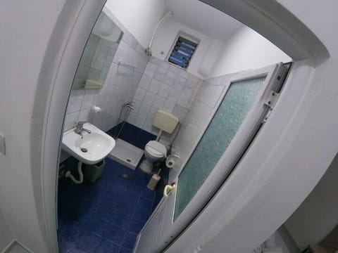 Economy Room | Bathroom