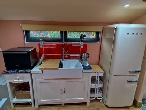 Premium Cabin, 2 Twin Beds, Kitchenette, Garden Area | Private kitchenette | Electric kettle