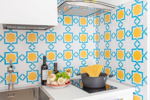 Panoramic House | Private kitchen | Full-size fridge, microwave, oven, stovetop