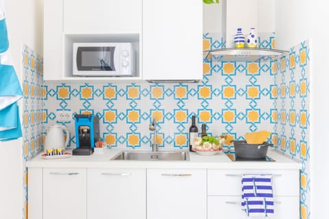 Panoramic House | Private kitchen | Full-size fridge, microwave, oven, stovetop