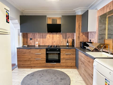 Full-size fridge, microwave, oven, stovetop