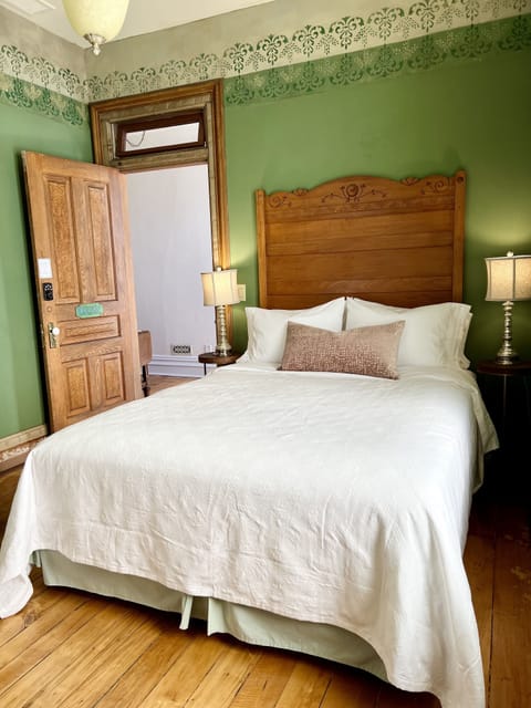 Standard Room, 1 Queen Bed | Egyptian cotton sheets, premium bedding, down comforters, pillowtop beds