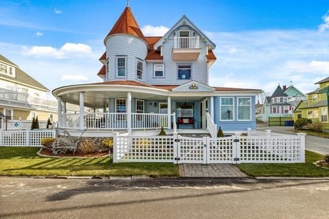 "Belle of the Beach" rental comes w/use of our private beach just 30' from gate